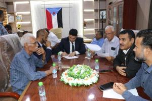 إجراء عملية الاستلام والتسليم في مديرية البريقة بعدن بين المدير السابق والجديد