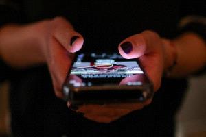 الاتحاد الأوروبي يطور تطبيقاً جديداً يتيح التحقق من عمر المستخدم