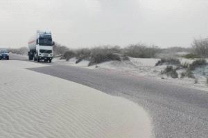 رمال شبوة تزحف نحو الخطر.. طريق دولي على حافة الكارثة