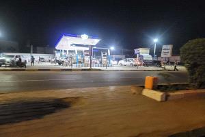 إغلاق مفاجئ لمحطات الوقود في عدن ولحج يثير مخاوف أزمة وشيكة
