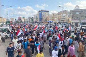 مكلا تتحدى الوصاية: تظاهرة سلمية وسقوط شهداء للمطالبة بالدولة الجنوبية