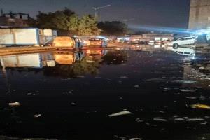 كارثة بيئية في الممدارة بعدن.. طفح المجاري يشل الحركة ويهدد الصحة العامة
