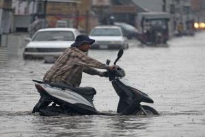 تحذيرات في عدن من بناء داخل مجرى سيول بالحسوة وسط مخاوف من كارثة محتملة