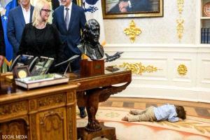 طفل يخطف الأنظار بالمكتب البيضاوي أثناء خطاب ترامب