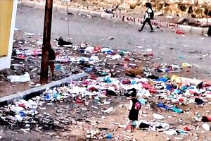 مدرسة وسط القمامة في عدن.. طلاب يواجهون الخطر يوميًا