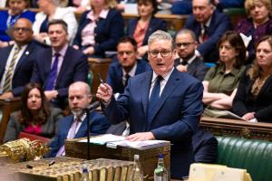 ستارمر: لن «أرضخ» لضغوط ترمب للانضمام إلى حرب إيران