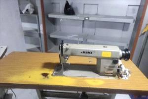 إجبار قسري يهدد لقمة العيش: الحوثيون يحولون ورش الخياطة في صنعاء لإنتاج شعارات خارجية