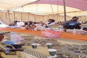 وفد رسمي من شبوة يعزّي أسرة الشهيدين العظمي بتوجيهات المحافظ