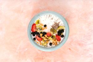 من الهضم إلى المزاج... فوائد تناول الشيا مع الزبادي