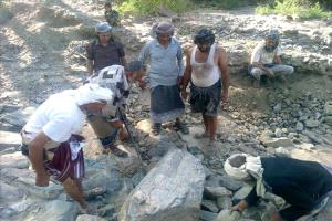 مبادرة مجتمعية في فلاحة لإعادة فتح طريق مغلق بسبب السيول بجهود الأهالي