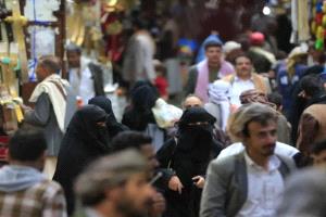 خبراء يحذرون من “تجريف اقتصادي” في صنعاء وسط قرارات حوثية تطال آلاف الوكالات التجارية