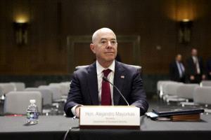 الديمقراطيون في الكونغرس يتحركون لعزل وزير الدفاع الأميركي وسط اتهامات خطيرة