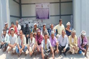 كلية ناصر للعلوم الزراعية توزع الأعلاف ووحدات الألبان في مديريات لحج