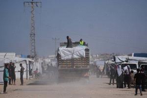 لأول مرة منذ شهرين... 323 شاحنة تدخل غزة في يوم واحد