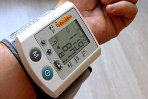 هل تثق بجهاز قياس الضغط في منزلك؟ قراءاتٌ غير دقيقة قد تقود إلى علاجٍ خاطئ