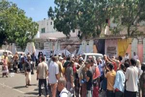 أسر الشهداء والجرحى بعدن تواصل اعتصامها للمطالبة بالحقوق المالية والعلاجية