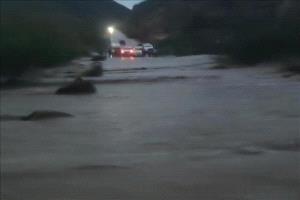 سيول جارفة تعزل لودر.. أمطار غزيرة تقطع الطريق وساعات من الشلل