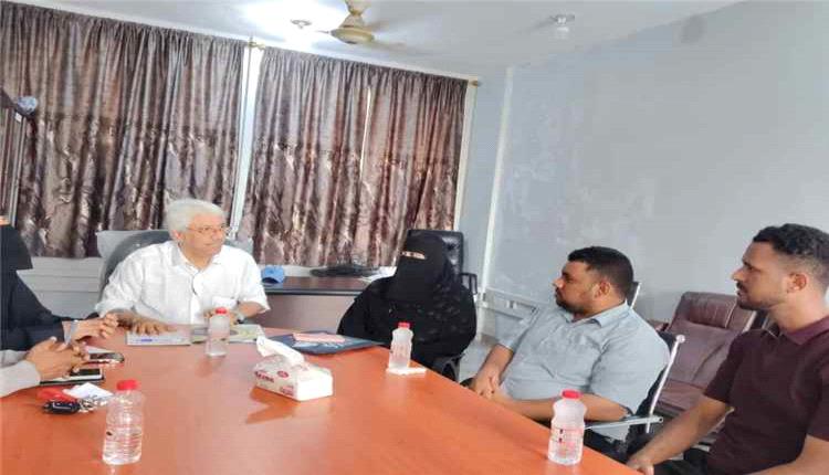 مكتب السياحة بعدن يبحث تطوير كورنيش ساحل أبين وتحسين خدماته للزوار