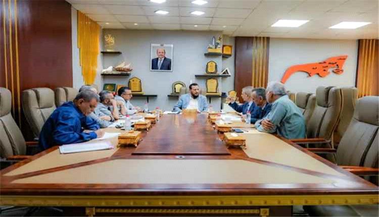 محافظ عدن ورئيس مصلحة الضرائب يبحثان تعزيز الإيرادات ومكافحة التهرب الضريبي
