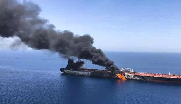 تصاعد الدخان من ناقلة  نفط في مضيق هرمز وسط توتر متزايد