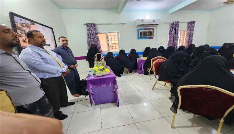 وفد زراعي يطّلع على جهود مشروع "إبداع النخيل" في تريم لدعم الحرف النسائية