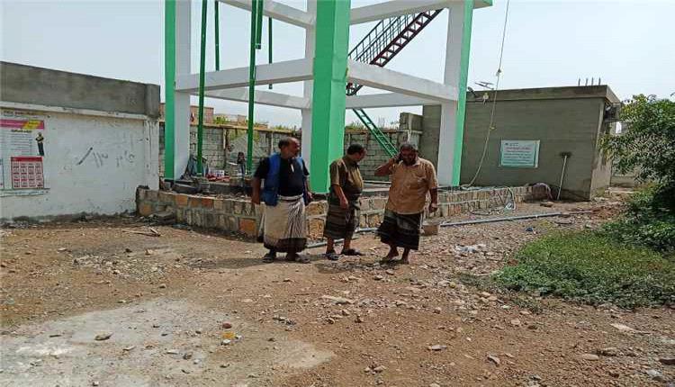 مدير عام لودر يطّلع على مشاريع المياه والطاقة الشمسية بمستشفى محنف ويؤكد أهميتها في تطوير الخدمات الصحية