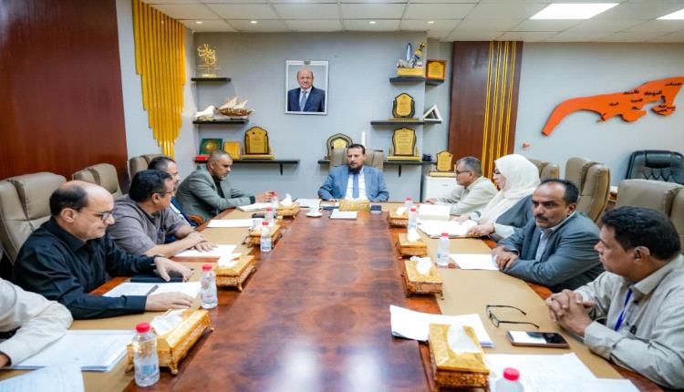 محافظ عدن يوجه بضمان صرف مستحقات المعلمين المتعاقدين وحماية أراضي المدارس من التعديات