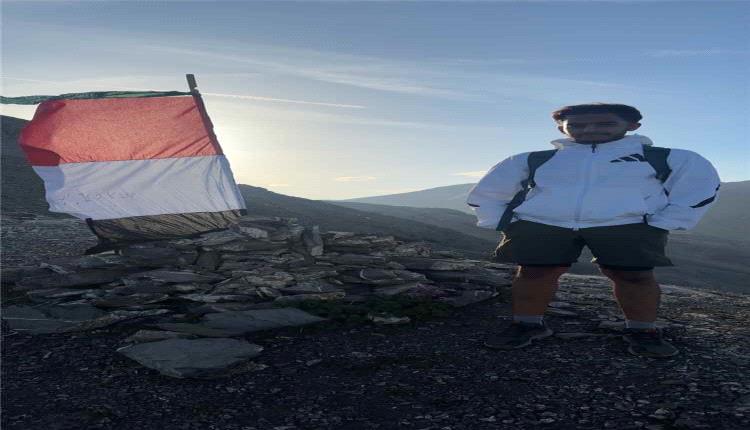 شاب يمني يرفع علم بلاده فوق إحدى قمم جبال الألب الفرنسية