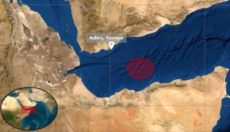 بلاغ عن انفجار قرب ناقلة نفط قبالة عدن عقب إطلاق صاروخ من مكيراس