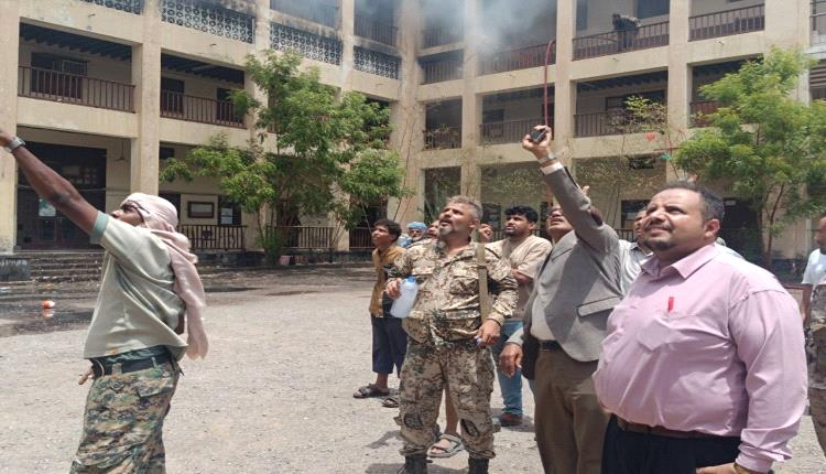 حريق يندلع في كلية الحاسوب بالمعلا.. والسلطة المحلية تتابع جهود الإطفاء والتحقيق في الأسباب
