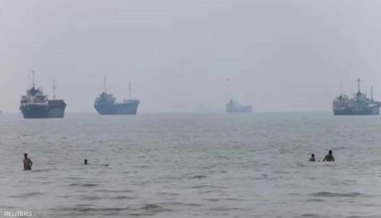 انفجاران قرب ناقلة في مضيق هرمز.. وطاقم السفينة بخير