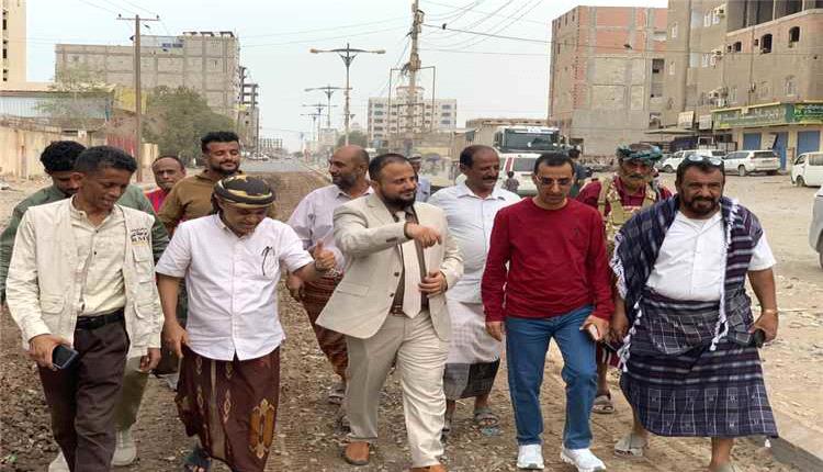 استئناف أعمال سفلتة طريق البيرق – كابوتا بعد توقف دام 3 سنوات