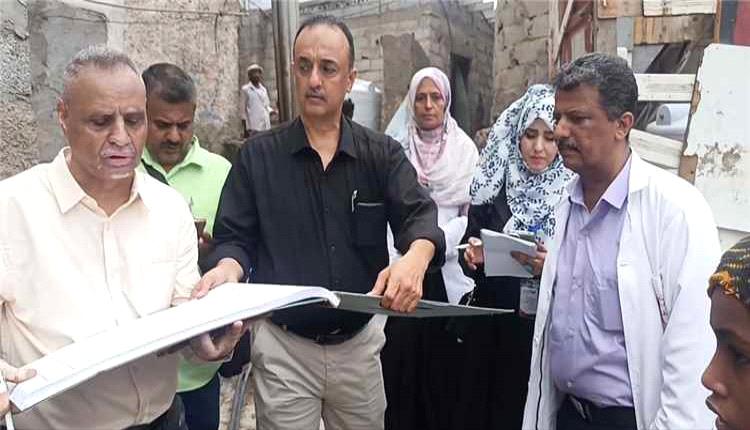 مدير صحة عدن يتابع ميدانياً حملة التحصين ضد الحصبة في التواهي