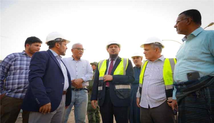 محافظ عدن يدشن مشروع تأهيل وسفلتة طريق البريقة – بئر أحمد – الحرم الجامعي
