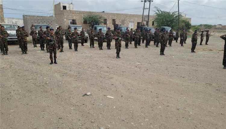 جنود بأمن أبين يطالبون بمراجعة خصومات طالت رواتبهم