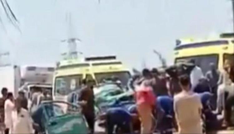 مصر.. 18 قتيلًا معظمهم أطفال في تصادم شاحنتين بالإسماعيلية
