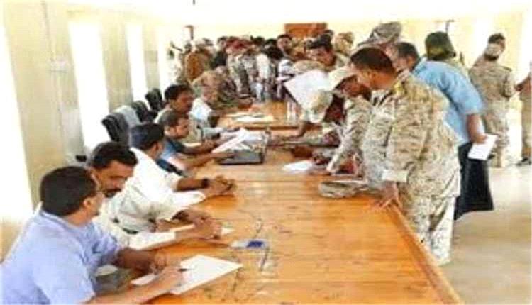 تأخر الرواتب يفاقم معاناة موظفي الدولة في المحافظات الجنوب 