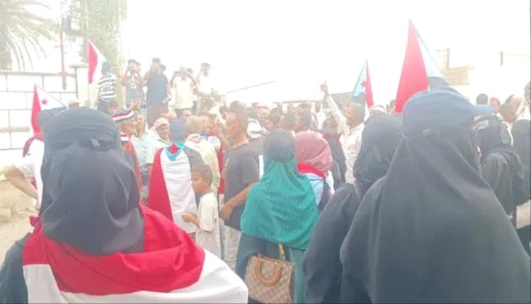 وقفة احتجاجية أمام وزارة الكهرباء في عدن للمطالبة بإنهاء الانقطاعات
