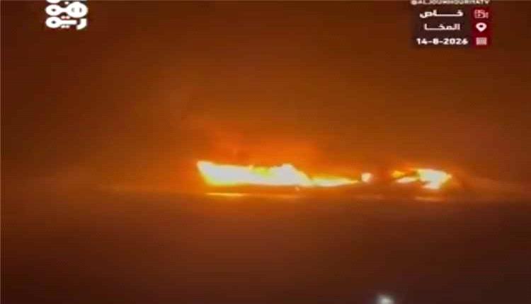 هجوم حوثي بالصواريخ والمسيّرات والقوارب المفخخة يستهدف ميناء المخا