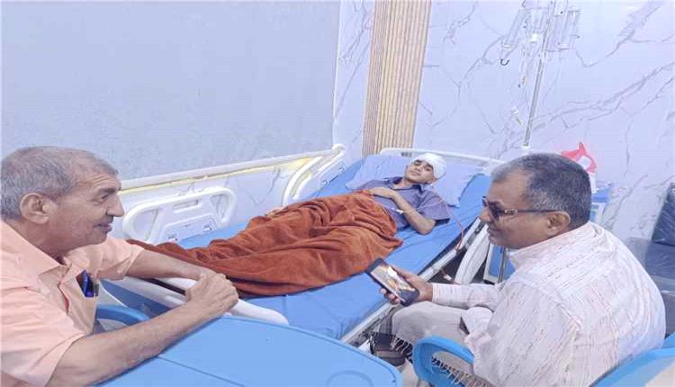 القلعة يطمئن على حارس ناشئي شمسان بعد خضوعه لعملية جراحية