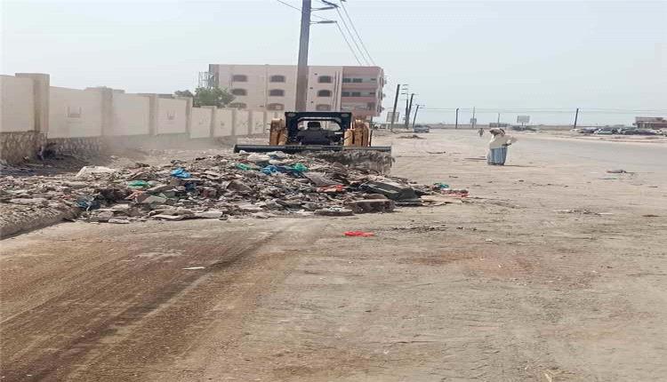 حملة نظافة موسعة في فُوَة بالمكلا لإزالة المخلفات وأشجار السيسبان