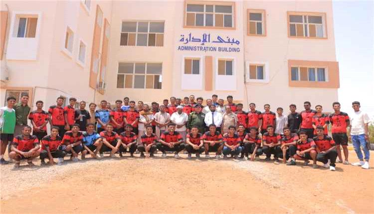 فريق الشعب بدمون يطّلع على تجربة كلية الشرطة بحضرموت