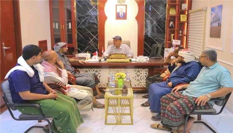 مدير عام سيئون يبحث مع تجار الذهب تعزيز حماية المحلات والحد من السرقات