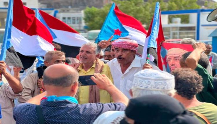 حرب الخدمات في الجنوب.. معاناة معيشية تتحول إلى وقود للغضب الشعبي
