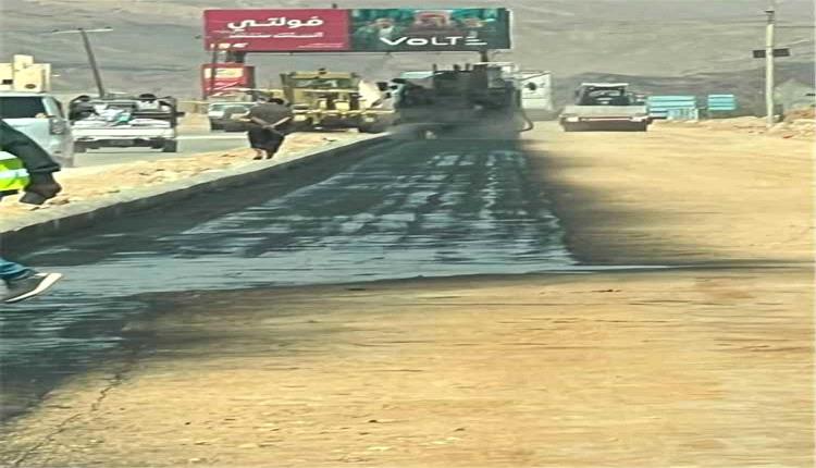 بدء سفلتة الشارع الرئيسي في عزان ضمن مشروع لتطوير شبكة الطرق
