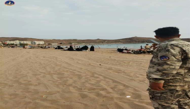 خفر السواحل يواصل حملات التوعية بالسلامة البحرية على سواحل عدن