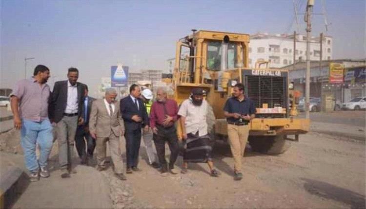 صيانة جديدة لتحسين طريق كورنيش المحافظ في عدن