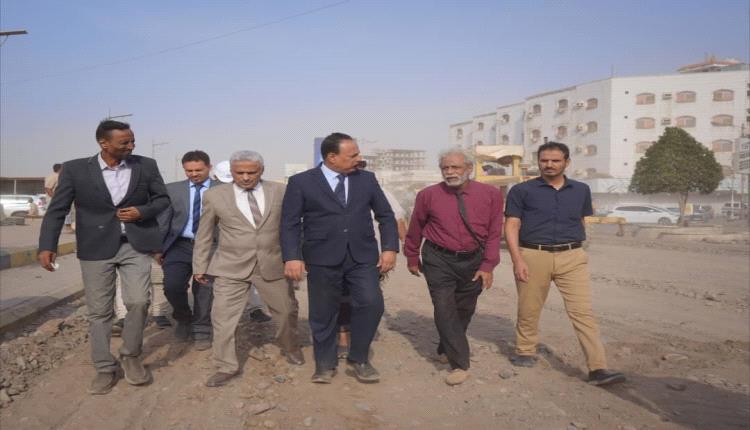 وزير الأشغال يدشن صيانة وتأهيل كورنيش المحافظ في المنصورة بعدن