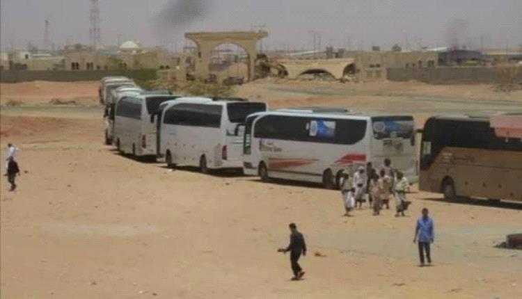 قصف حوثي يستهدف منفذ الوديعة ويحرق قاطرات مدنية