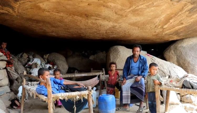 158 أسرة هربت من جحيم القصف الحوثي إلى حيس والخوخة بالساحل الغربي
